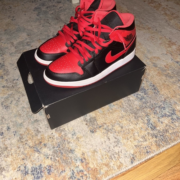 Air Jordan 1 Mid Fire - Alternate Bred - Picture 2 of 4